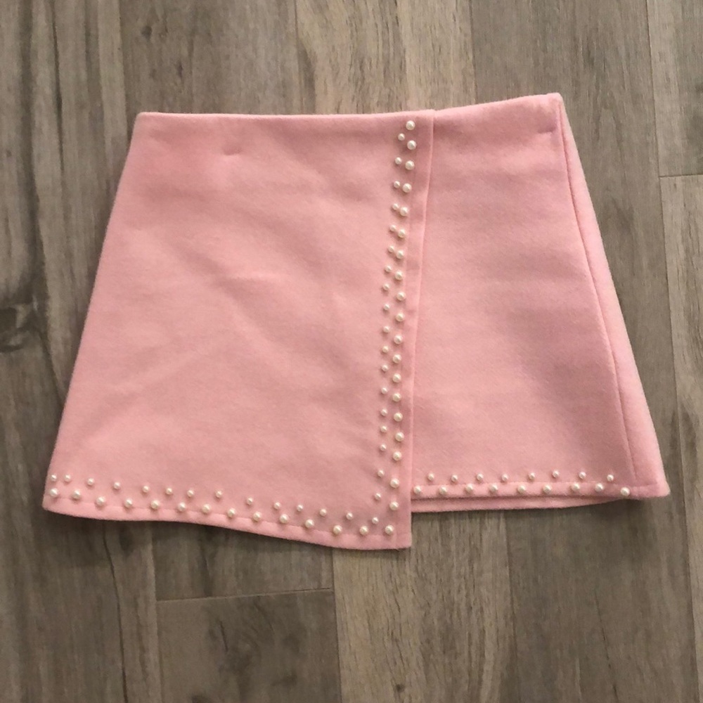 Pink mini skirt with pearls